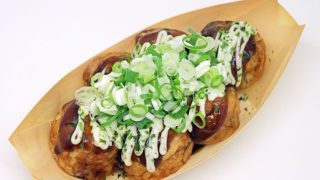 こなやき処たつき》ふらの産の軟白ねぎ盛りたこ焼き | Furano Marche
